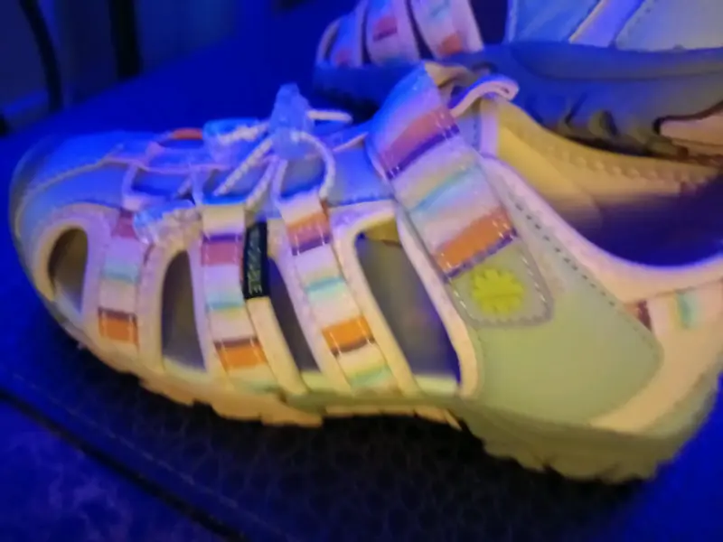 Sandalias deportivas para niña con diseño colorido - 3