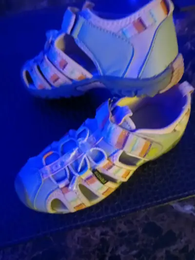Sandalias deportivas para niña con diseño colorido - miniatura 4