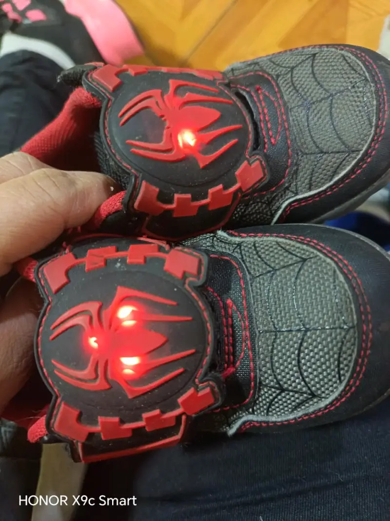 Zapatillas deportivas para niños con luces LED - 4