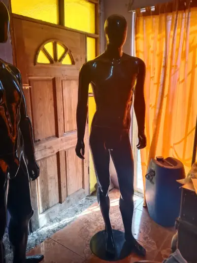 Maniquíes de exhibición negros para ropa - miniatura 4