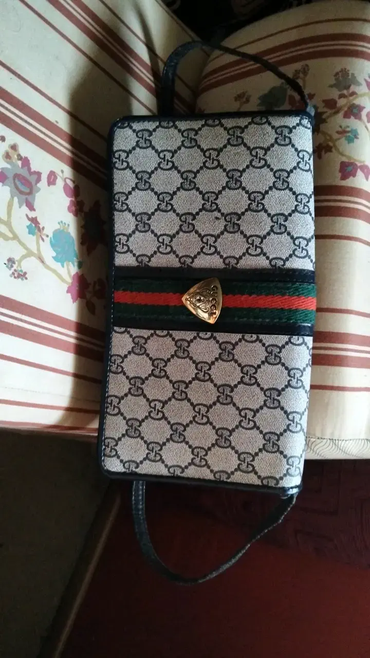 Cartera de hombro con diseño clásico