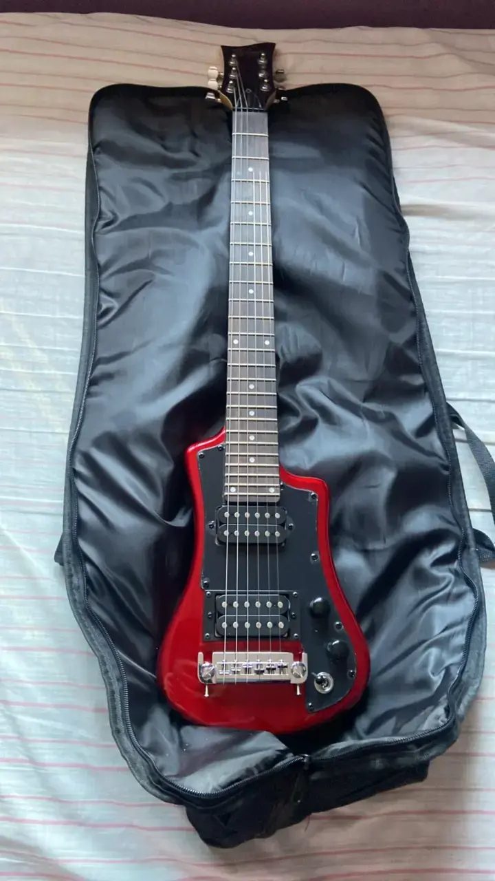 Guitarra eléctrica roja con funda Harper - 1