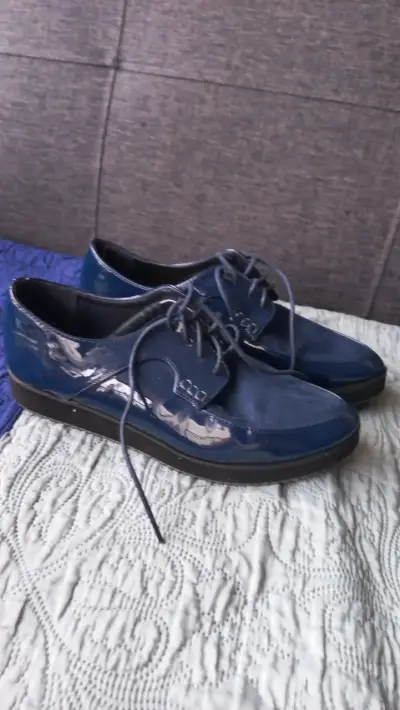Zapatos de charol azul en buen estado - miniatura 1
