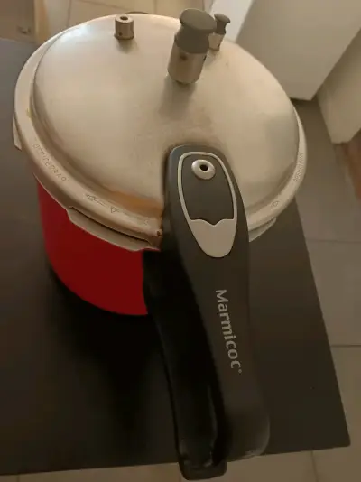 Olla a presión roja Marmicoc en buen estado - miniatura 1