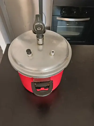 Olla a presión roja Marmicoc en buen estado - miniatura 2