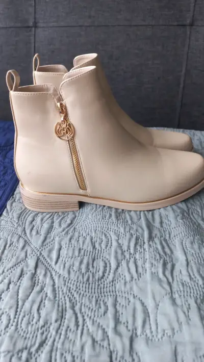 Botines beige con cierre lateral y detalle dorado - miniatura 1