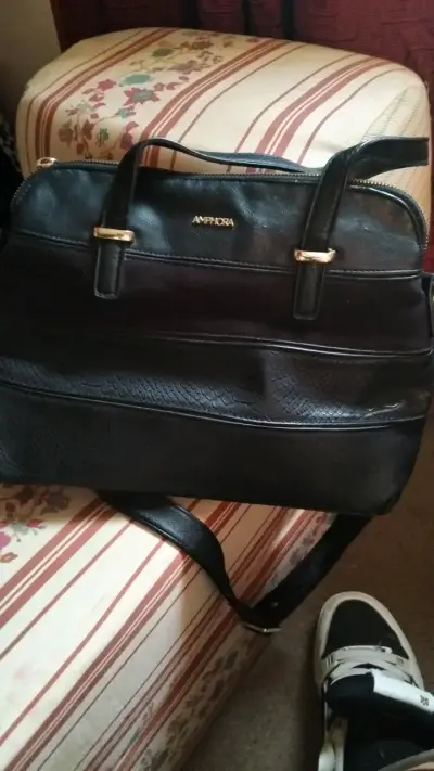 Bolso negro de cuero Amphora con correa ajustable - miniatura 1