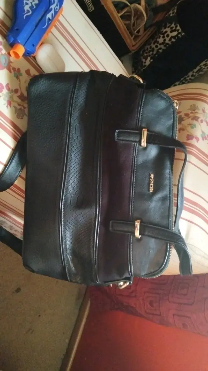 Bolso negro de cuero Amphora con correa ajustable - 2