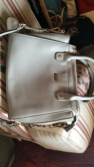 Bolso de mano beige elegante con cadena - miniatura 1