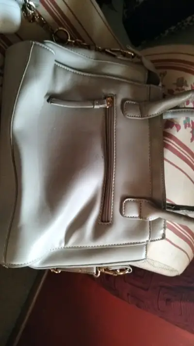 Bolso de mano beige elegante con cadena - miniatura 2