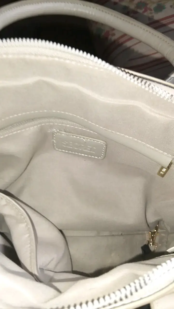 Bolso de mano beige elegante con cadena - 3