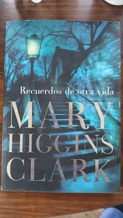 Libro 'Recuerdos de otra vida' de Mary Higgins Clark - miniatura 1