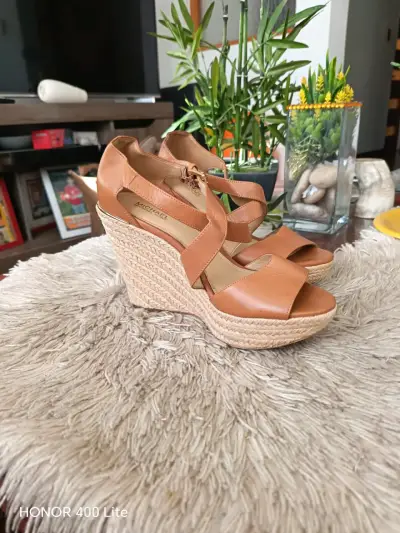 Sandalias de cuña Michael Kors marrón claro - miniatura 1