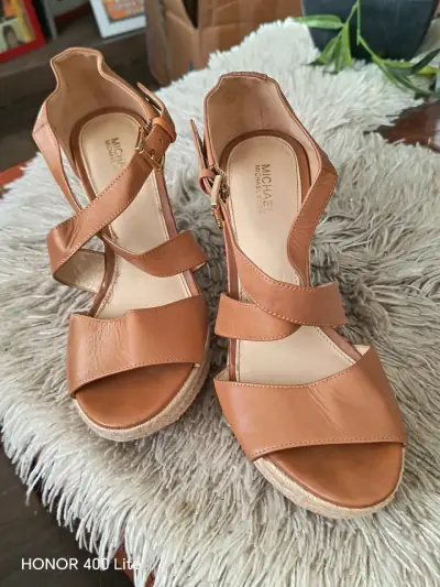 Sandalias de cuña Michael Kors marrón claro - miniatura 2