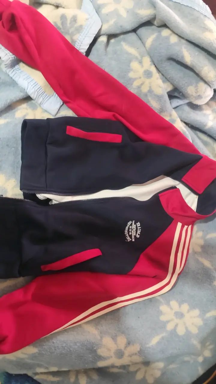 Chaqueta deportiva azul y roja - 1