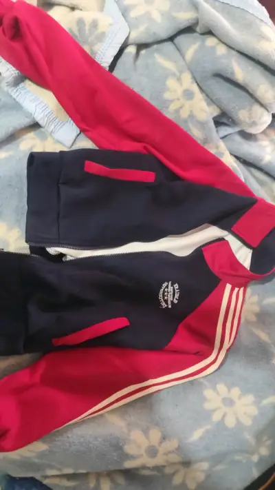 Chaqueta deportiva azul y roja - miniatura 1