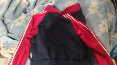 Chaqueta deportiva azul y roja - miniatura 2