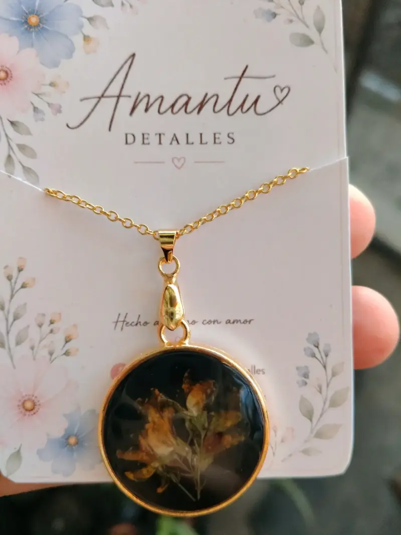 Collar con colgante de flores naturales Amantu