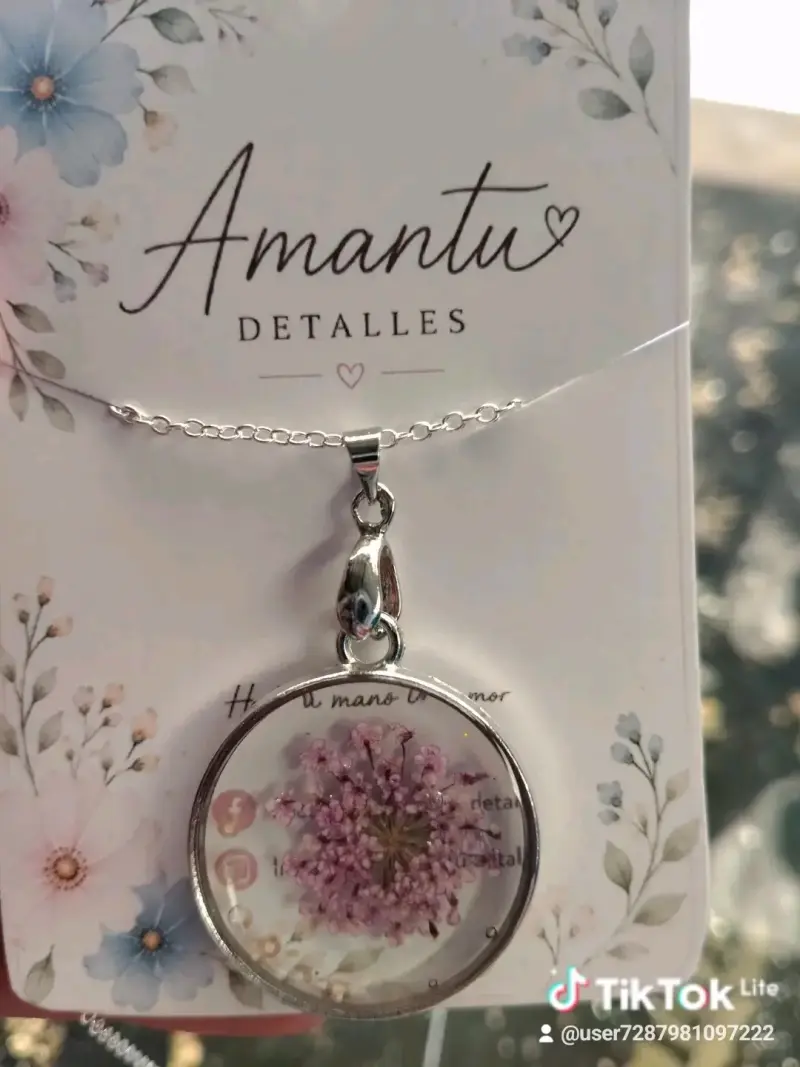 Collar con colgante de flor natural Amantu