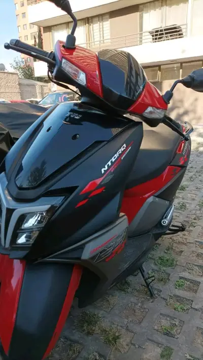 Scooter TVS Ntorq Race Edition en rojo y negro - miniatura 1