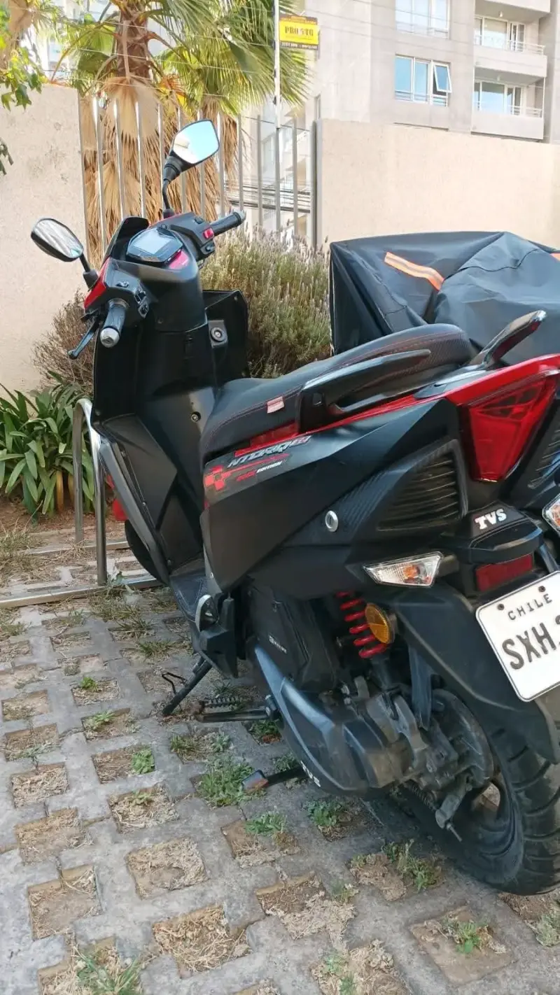 Scooter TVS Ntorq Race Edition en rojo y negro - 2