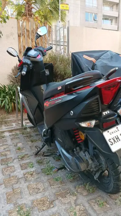 Scooter TVS Ntorq Race Edition en rojo y negro - miniatura 2