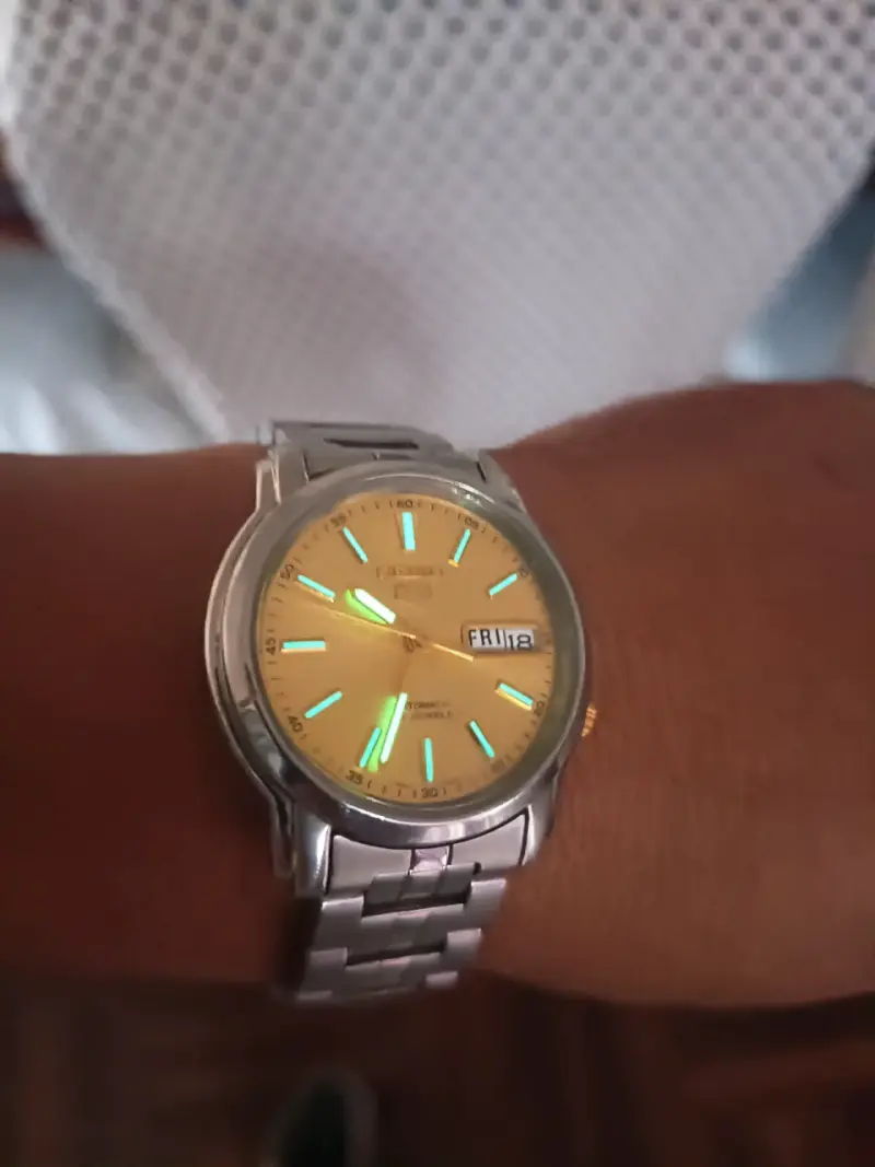 Reloj automático con esfera dorada y brazalete metálico - 1