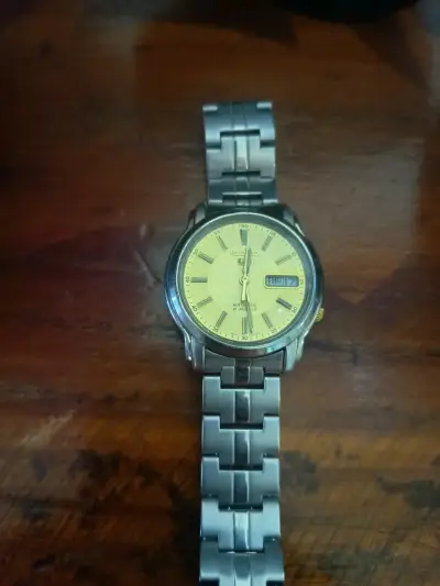 Reloj automático con esfera dorada y brazalete metálico - miniatura 2