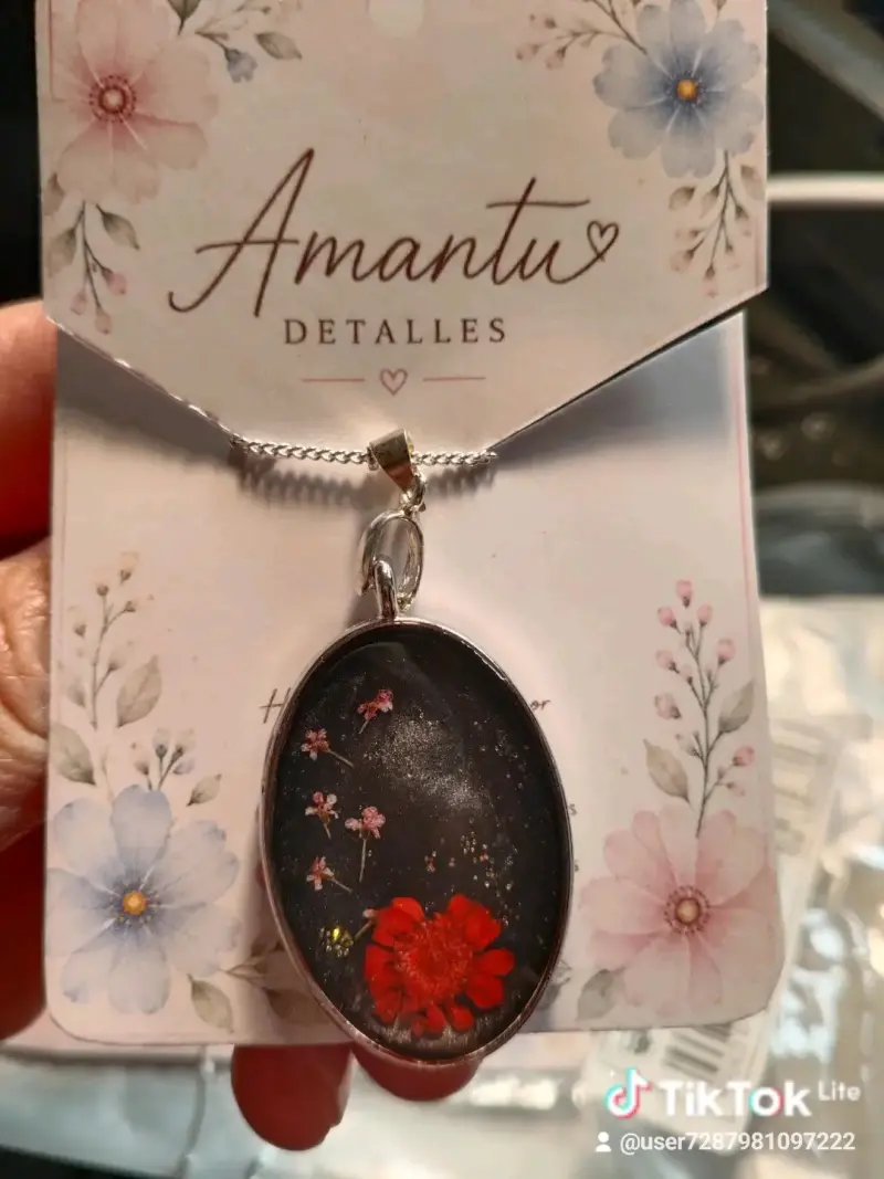 Colgante con flor roja Amantu Detalles