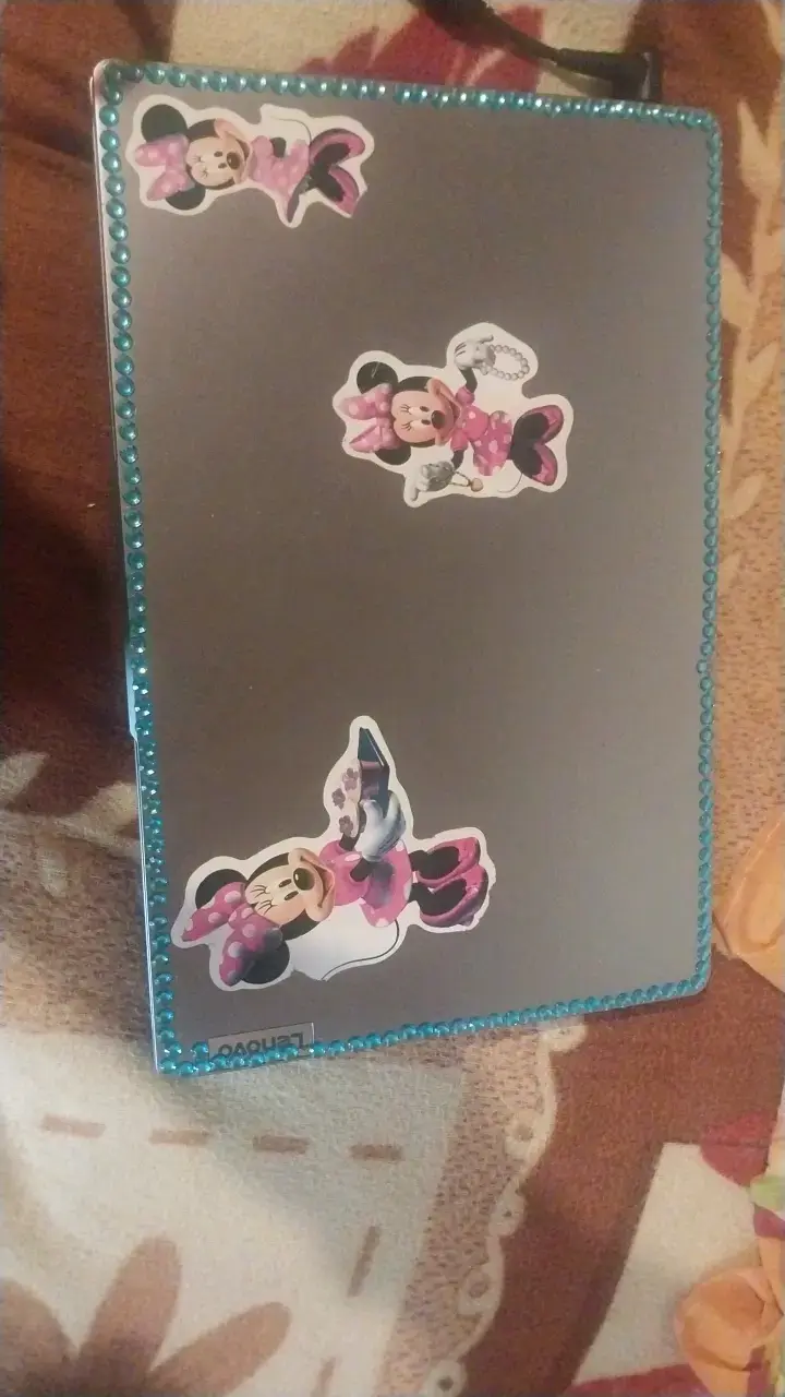 Laptop Lenovo con stickers de Minnie Mouse - 1