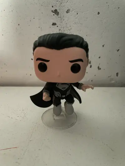 Figura Funko Pop Superman en traje negro - miniatura 1