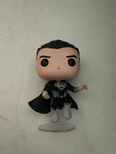 Figura Funko Pop Superman en traje negro - miniatura 3