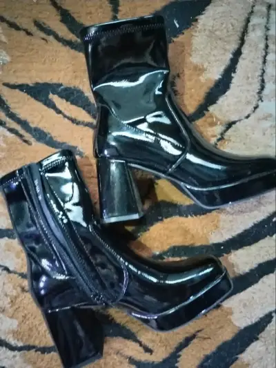 Botines de charol negro con tacón alto - miniatura 1