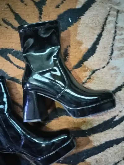 Botines de charol negro con tacón alto - miniatura 3