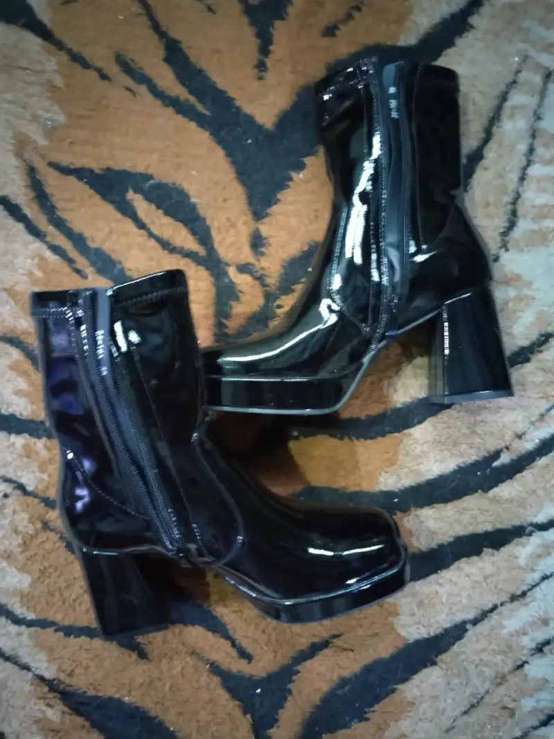 Botines de charol negro con tacón alto - 5