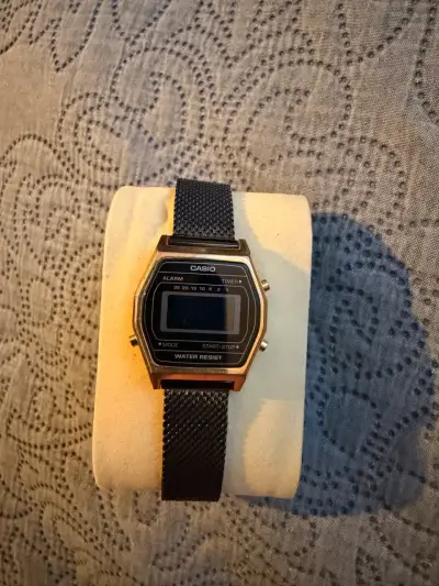 Reloj digital Casio vintage dorado - miniatura 1