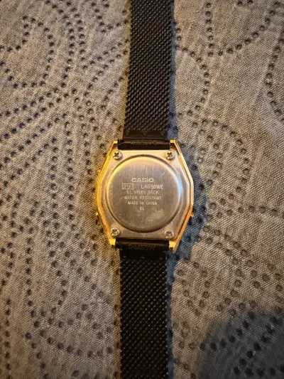 Reloj digital Casio vintage dorado - miniatura 2