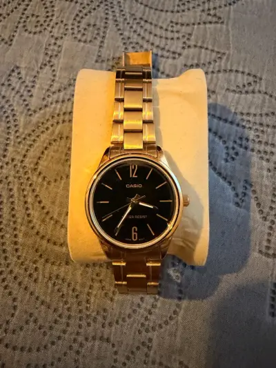 Reloj Casio dorado resistente al agua - miniatura 1