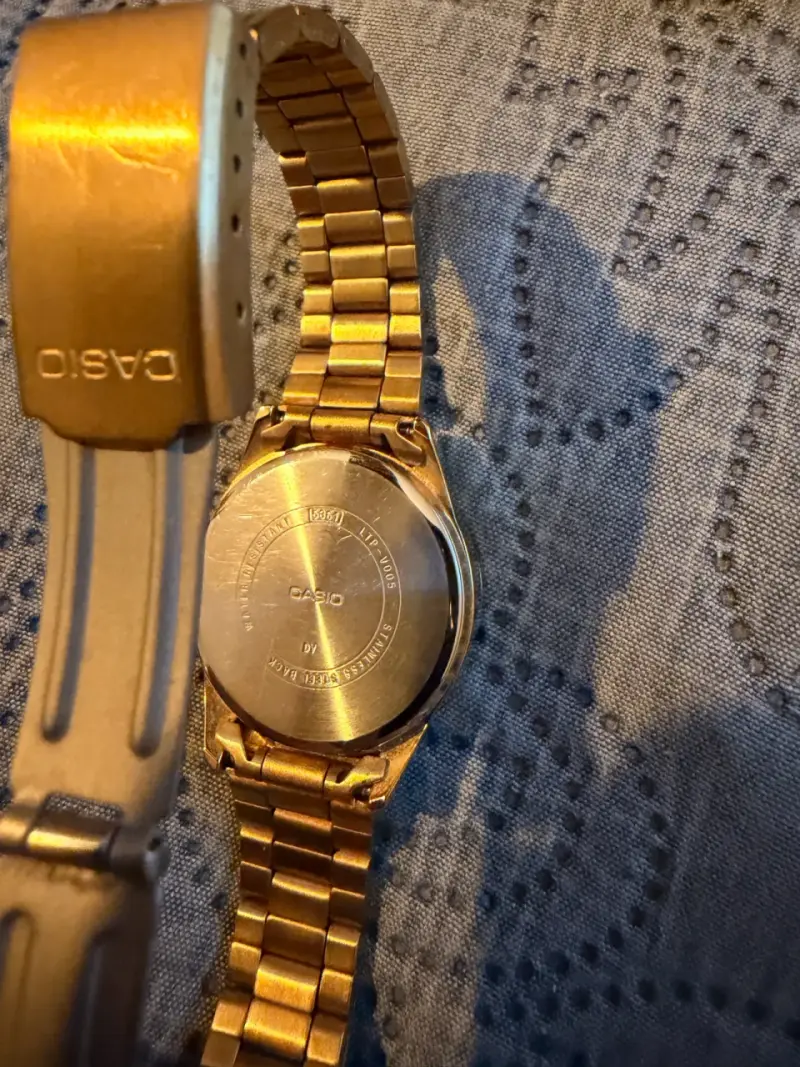 Reloj Casio dorado resistente al agua - 2