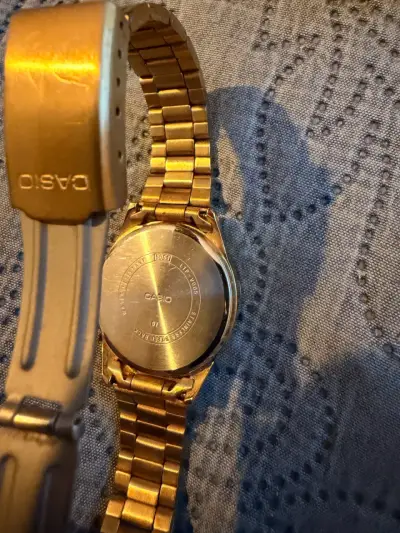 Reloj Casio dorado resistente al agua - miniatura 2