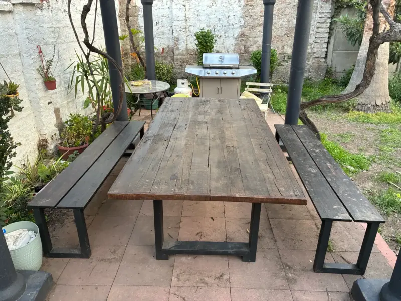 Mesa de jardín rústica con bancas de madera - 1