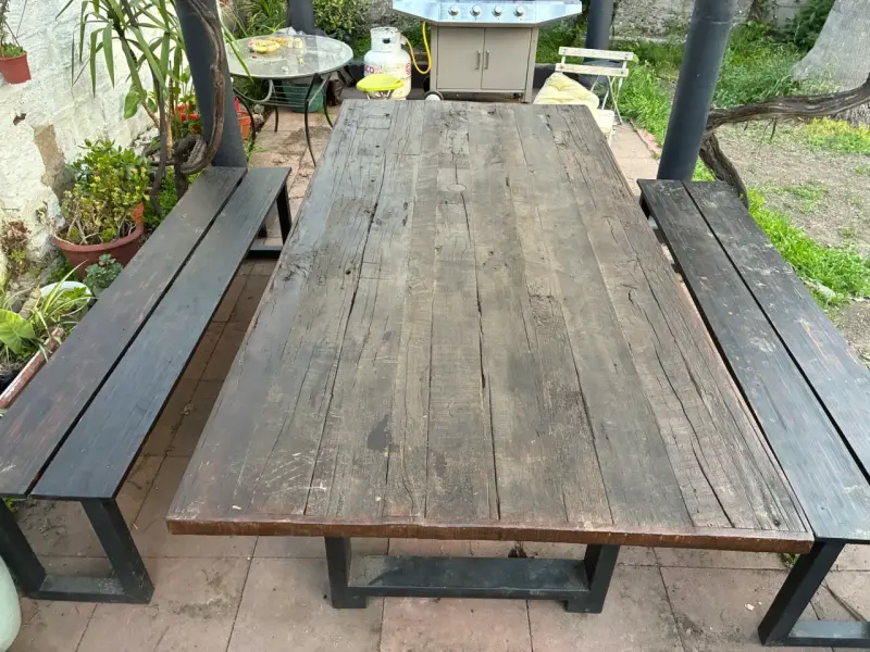 Mesa de jardín rústica con bancas de madera - 2