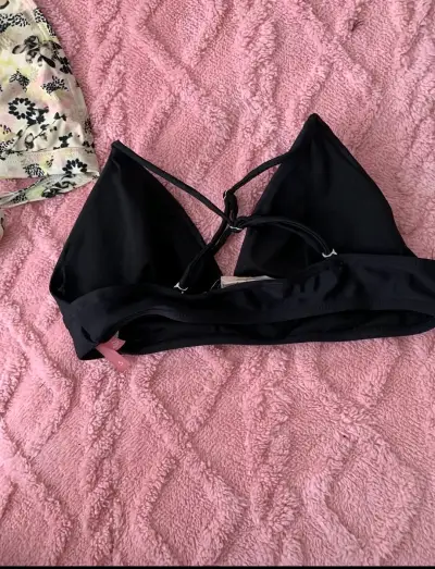 Conjunto de bikinis estampado floral y negro - miniatura 2