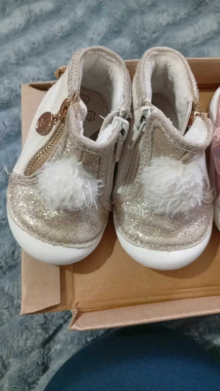 N°19 Zapatos de bebé dorados con glitter y pompón - 1