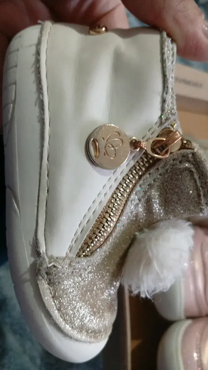 N°19 Zapatos de bebé dorados con glitter y pompón - 2
