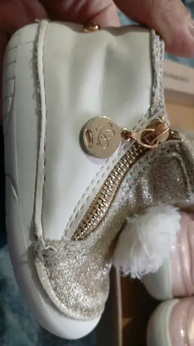 N°19 Zapatos de bebé dorados con glitter y pompón - miniatura 2