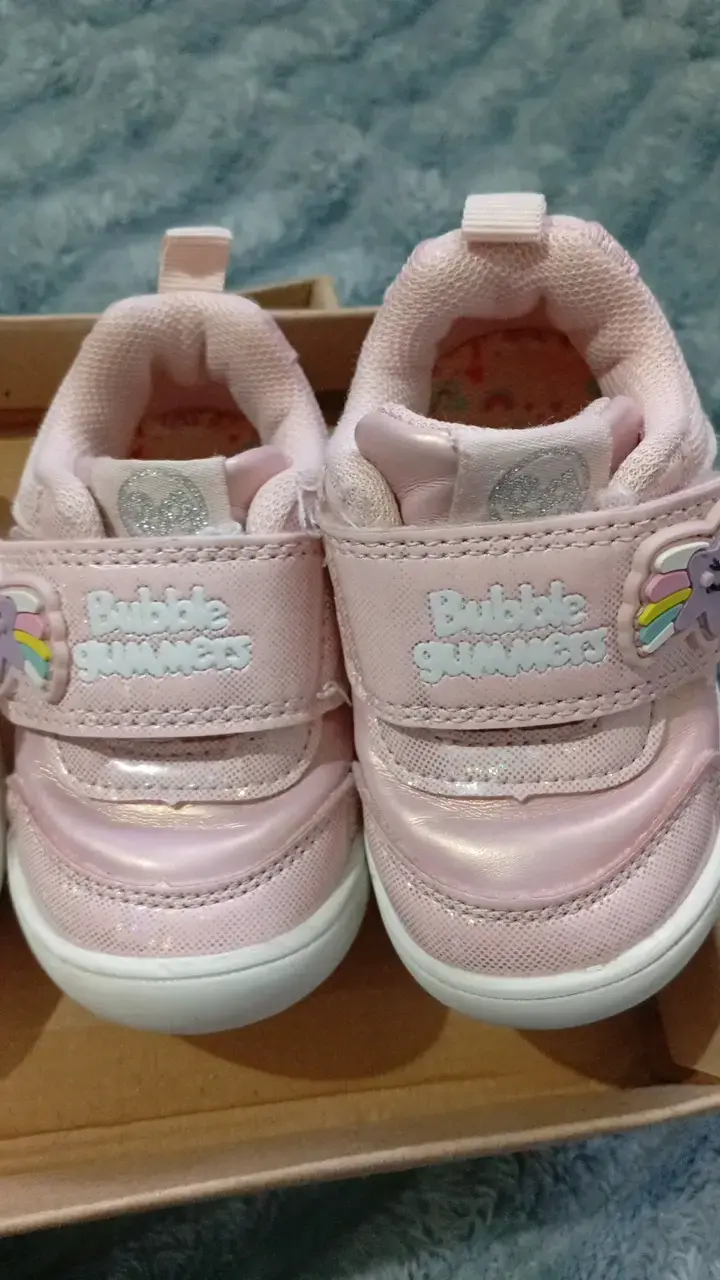 N°19 Zapatos de bebé dorados con glitter y pompón - 4