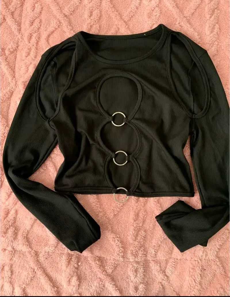 Polera negra con aros decorativos