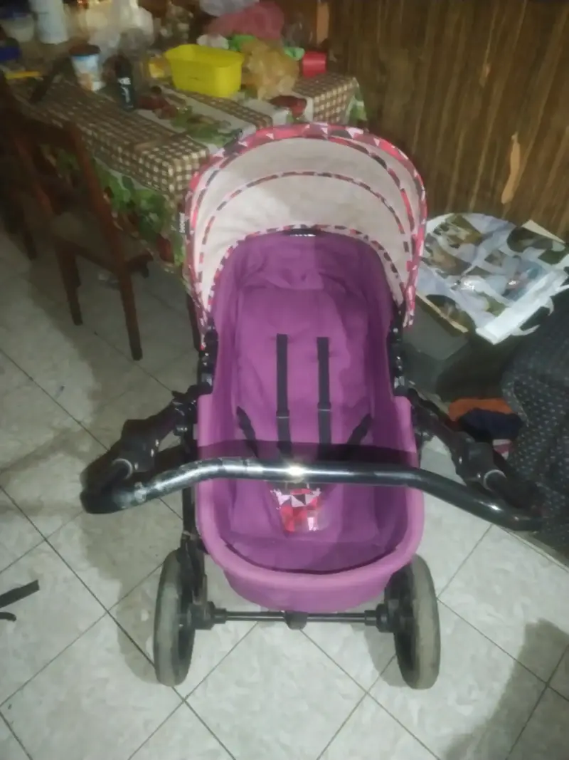 Coche de bebé morado con diseño geométrico - 1