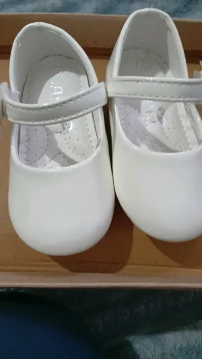 N° 18 Zapatos de bebé blanco con flores - miniatura 1
